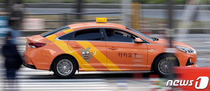 서울역 인근에서 카카오T 택시가 이동하고 있다. / 사진=뉴스1  