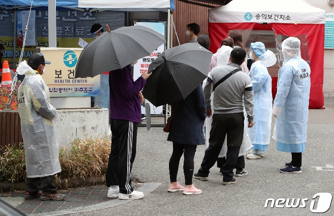 코로나19 검체 검사 /뉴스1 © News1 정진욱 기자