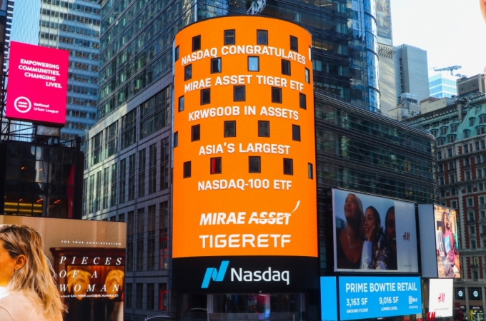 2021년 1월, 미국 2021년 1월, 미국 뉴욕 타임스퀘어 나스닥 마켓사이트(NASDAQ MarketSite)에 표시된 ‘TIGER 미국나스닥100 ETF’ 순자산 6천억원 돌파 축하 메시지/사진제공=미래에셋자산운용
