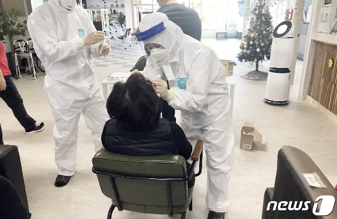 코로나19 검체검사.(진천군 제공)© 뉴스1