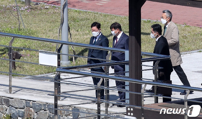 [사진] 박범계 장관 '후임 검찰총장 인선 앞두고 법무연수원 방문'