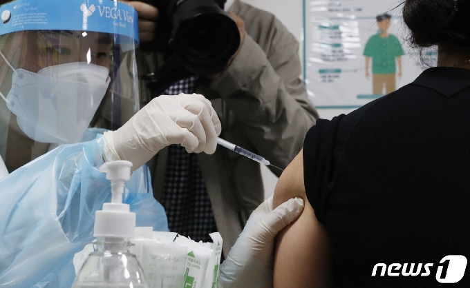 충북도가 신종 코로나바이러스 감염증(코로나19) 백신 접종  내용을 안내하고 상담할 콜센터를 운영한다.2021.4.14/© News1