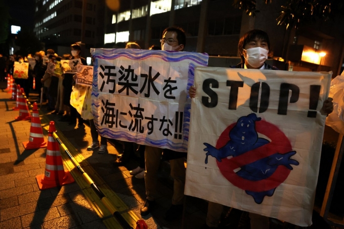  13일 일본 도쿄에서 시민들이 정부의 후쿠시마 오염수 방류 결정에 반대하는 집회를 열었다./사진=AFP