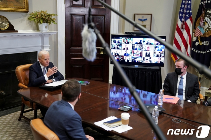 조 바이든 미국 대통령이 12일(현지시간) 워싱턴 백악관에서 반도체 공급망 확충을 논의하는 화상회의에 참석해 발언을 하고 있다./사진=뉴스1