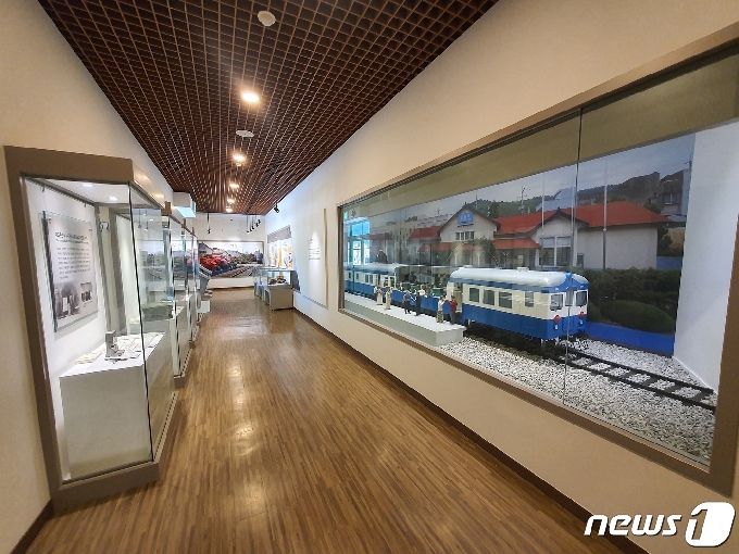 김해 진영역철도박물관이 지역시민, 예술인, 단체 등에게 자신만의 전시를 펼칠 수 있는 기회를 제공한다. 사진은 박물관 내부 전시실 모습. © 뉴스1