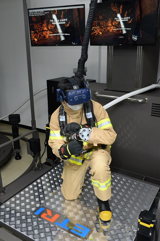 ETRI 연구진이 개발한 시뮬레이터를 통해 VR 소방훈련을 진행하는 모습/사진=ETRI
