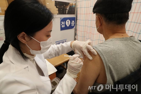15일 오전 서울 양천구 해누리타운에 마련된 코로나19 백신 예방접종센터에서 관내 만 75세 이상 어르신들이 화이자 백신 접종을 받고 있다. /사진=이기범 기자 leekb@