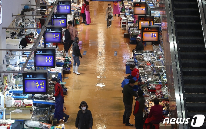 [사진] '日 오염수 배출 결정에 한산해진 수산시장'