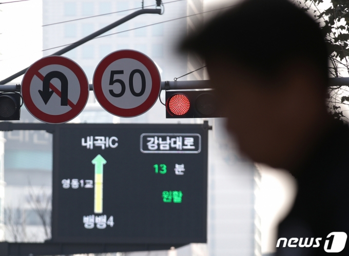 서울 강남대로에 자동차 제한속도 50km를 알리는 표지판이 설치돼 있다.  오는 17일부터 도심 제한속도를 시속 50km로 낮추고, 주택가 이면도로도 제한속도를 시속 30km로 낮춘 '안전속도 5030' 이 전국에서 시행된다.