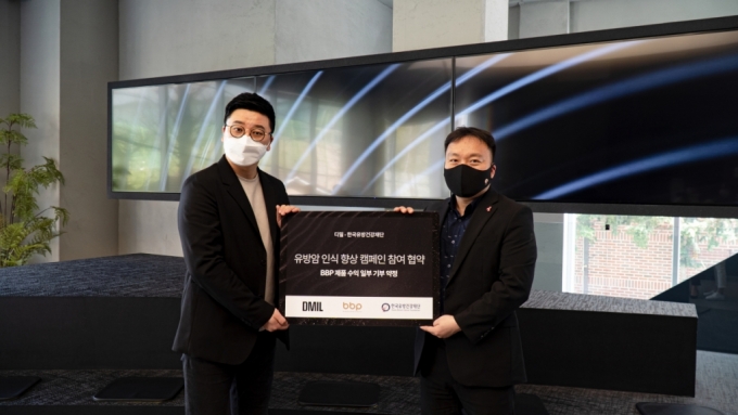 정상언 바디버든프로젝트 대표(왼쪽)와 김태우 한국유방건강재단 국장이 ‘유방암 인식 향상 캠페인’ 및 기부 협약과 관련해 사진을 촬영하고 있다. /사진=디밀 제공 