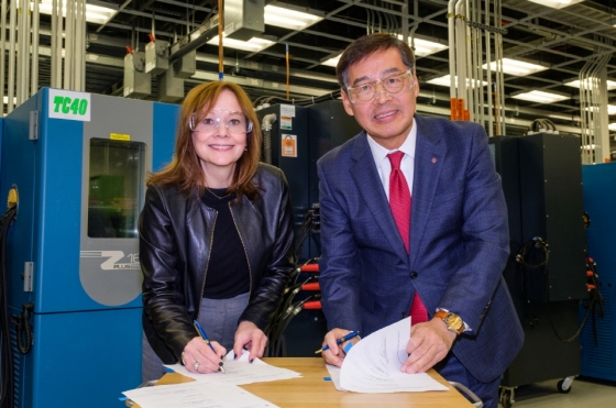 지난 2019년 신학철 LG화학 부회장(오른쪽)과 메리 바라 GM 회장이 미국 미시건주에 위치한 GM 글로벌 테크센터에서 합작계약을 체결하고 있는 모습./사진=머니투데이DB