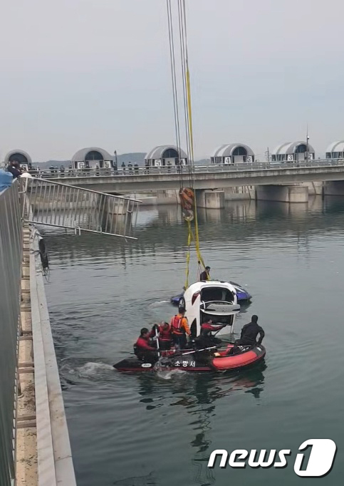 [사진] 논산 탑정저수지 추락사고 차량 인양