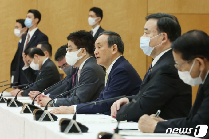스가 요시히데 일본 총리가 12일(현지시각) 도쿄 총리관저에서 각료회의를 갖고 “후쿠시마 원전 오염수의 해양 방류가 현실적”이라고 밝히고 있다. /사진=도쿄 AFP=뉴스1