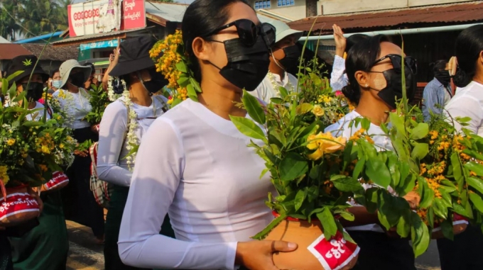 미얀마 시민들이 '점토 항아리 시위'에 참여하고 있다. /사진제공=AFP/뉴스1