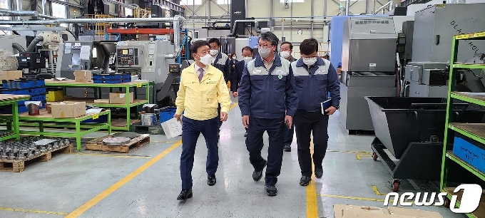 허성곤 경남 김해시장(왼쪽)이 15일 진례면 테크노밸리 산업단지 내 방위산업체이자 수소연료전지 발전기업인 ㈜티씨티(대표이사 권영석)를 방문했다. © 뉴스1
