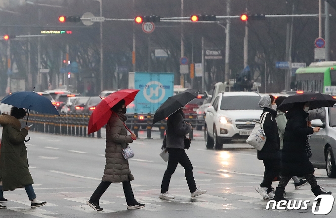 비 내리는 횡단보도에서 우산 쓴 사람들. (자료 사진)/뉴스1 © News1