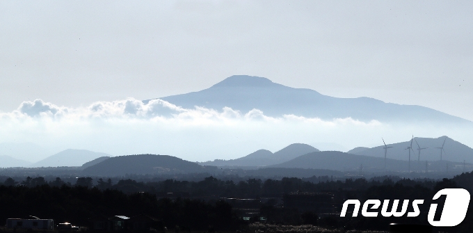 한라산이 구름 사이로 모습을 드러내 장관을 연출하고 있다(뉴스1DB) © News1
