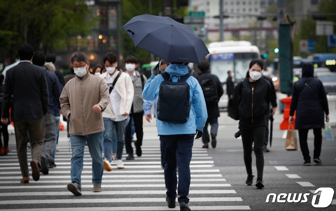 [사진] '일단 우산쓰고'