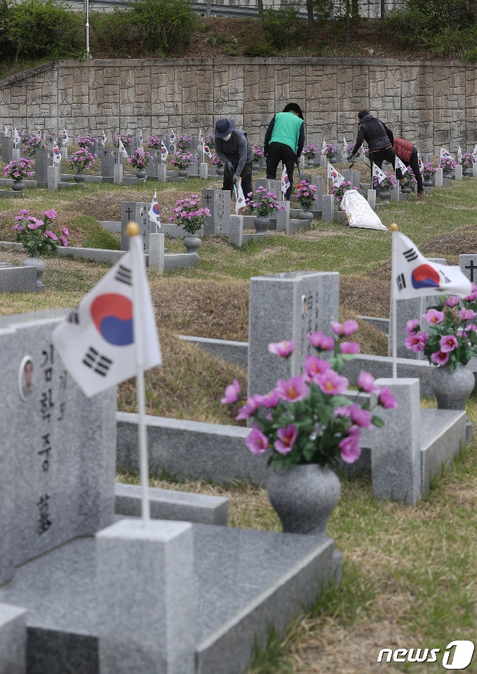 [사진] 61주년 기념식 준비 들어간 4.19민주묘지