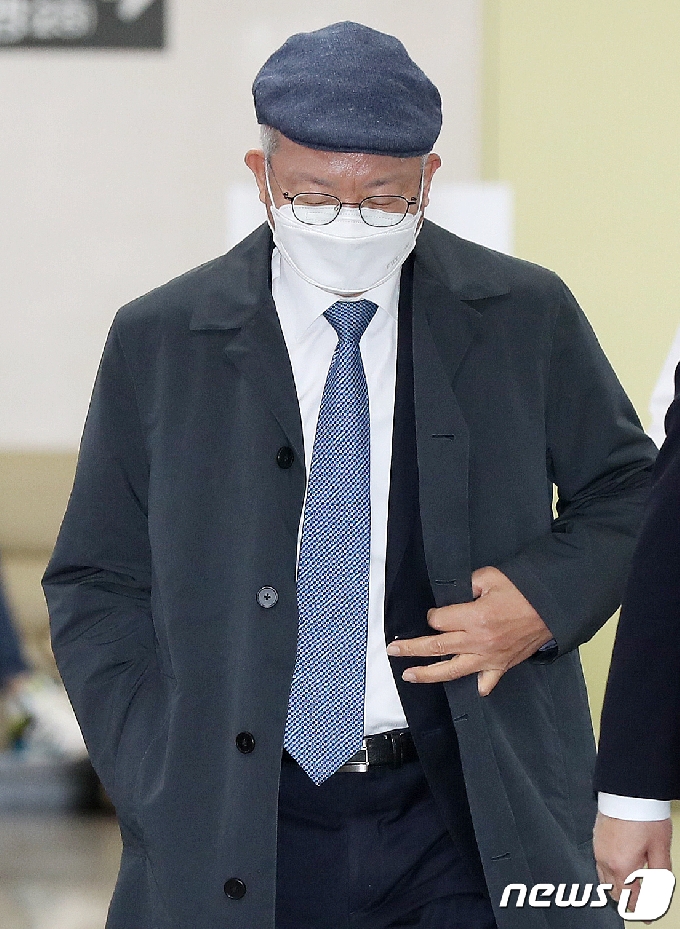 [사진] 재판정 향하는 양승태 전 대법원장