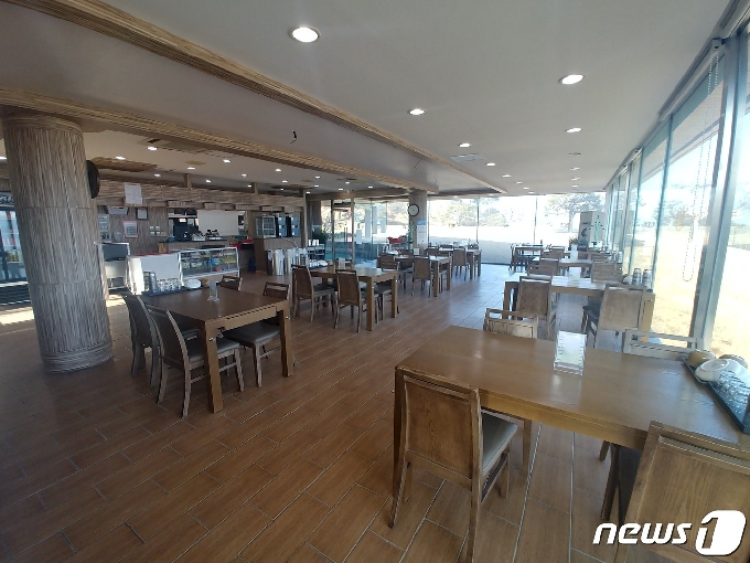 입식테이블 설치 음식점.(금산군 제공)© 뉴스1