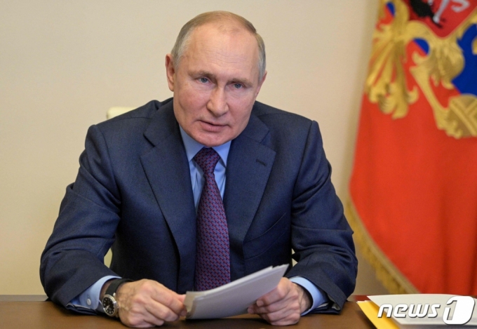 블라디미르 푸틴 러시아 대통령이 15일(현지시간) 모스크바 외곽의 오가르요보 집무실에서 화상 국가 최고회의에 참석을 하고 있다. 2021.04.16. /AFP=뉴스1