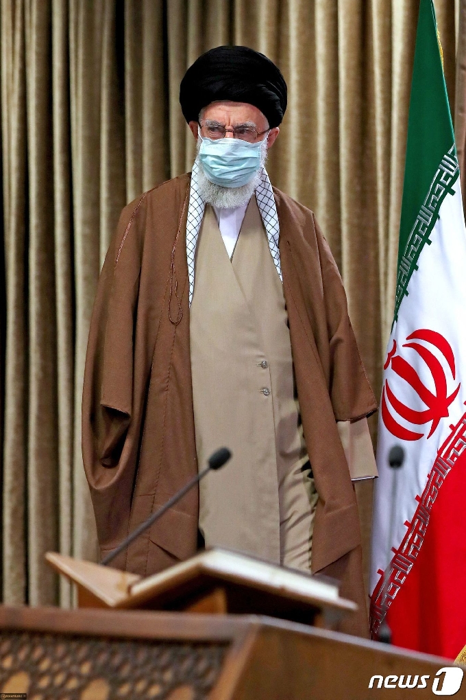[사진] 코란 낭송회 도착하는 하메네이 이란 최고 지도자