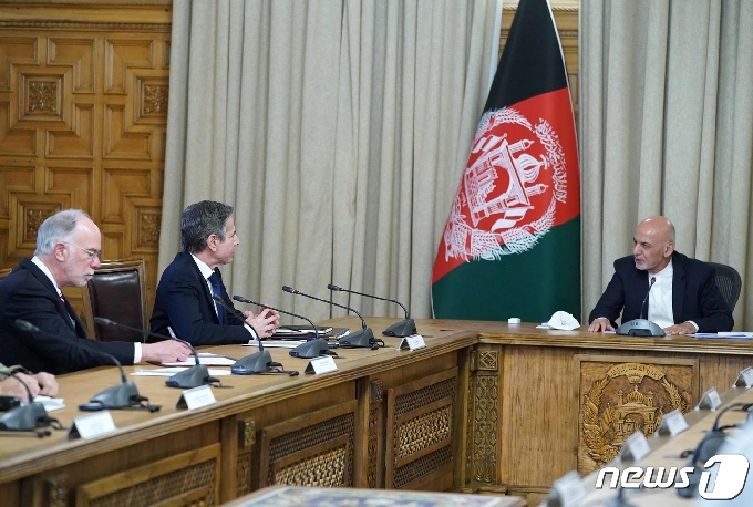 [사진] 가니 아프간 대통령괴 회담하는 블링컨 국무