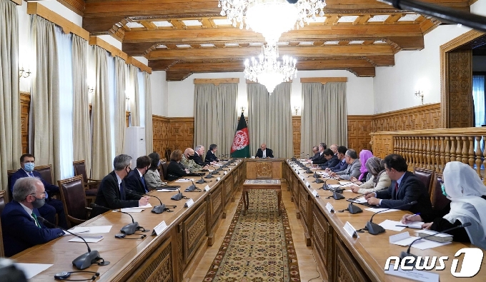[사진] 회담하는 블링턴 국무와 가니 아프간 대통령