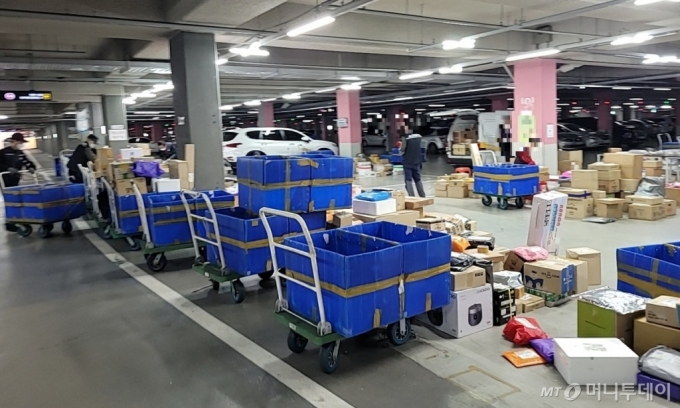 16일 인천 미추홀구 용현동 SK스카이뷰 아파트의 지하주차장에 택배 물품이 쌓여 있다. / 사진 = 오진영 기자