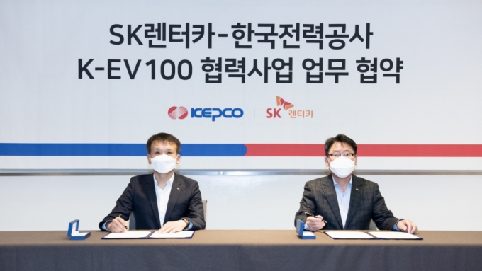 SK렌터카는 한국전력과 16일 서울 그랜드 워커힐 아카디아에서 “K-EV100 협력사업” 업무 협약을 체결했다. (좌측부터)황일문 SK렌터카 대표이사, 이종환 한국전력 사업총괄부사장 /사진제공=SK렌터카