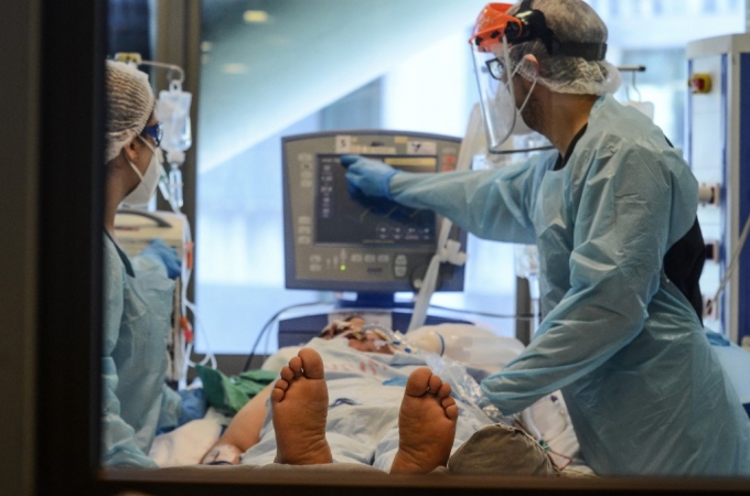 칠레 콘셉시온의 한 병원에서 간호사가 코로나19 환자를 돌보고 있다./사진=AFP