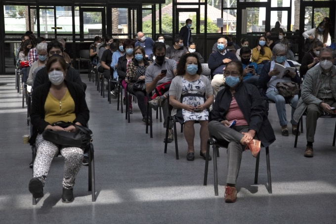 칠레 수도 산티아고의 코로나19 백신 접종센터에서 시민들이 중국산 시노백 백신 접종을 받기 위해 대기하고 있다./사진=AFP 