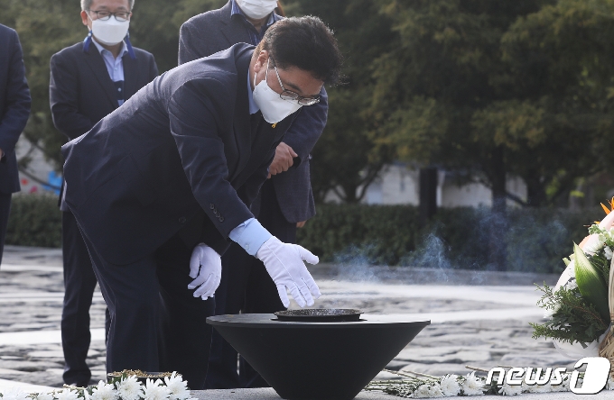 [사진] 고 노무현 전 대통령 묘역 찾은 우원식