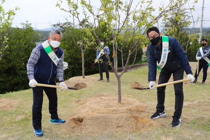 박인식 고리원자력본부장(왼쪽)과 김종배 본부 노조위원장이 지난 15일 부산 기장군 장안읍 고원사택 단지에서 청렴나무를 심고 있다./사진제공=고리원자력본부