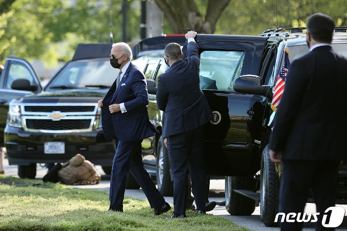 [사진] 백악관서 전용 헬기 타러 가는 바이든