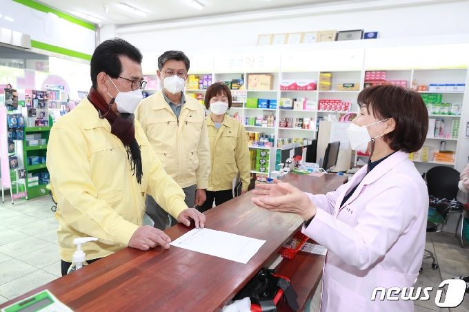 이시종 충북지사(왼쪽)가 17일 청주의 한 약국을 찾아 현장점검을 하고 있다.(충북도 제공) © 뉴스1