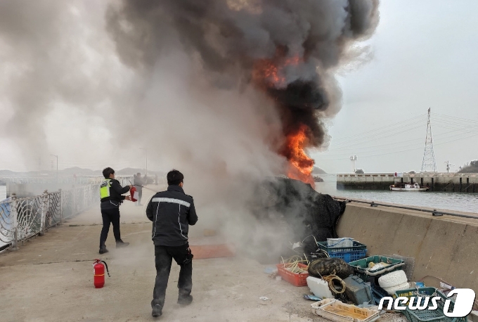 [사진] 영흥파출소 근무자들, 통발 부근에서 발생한 화재 진압