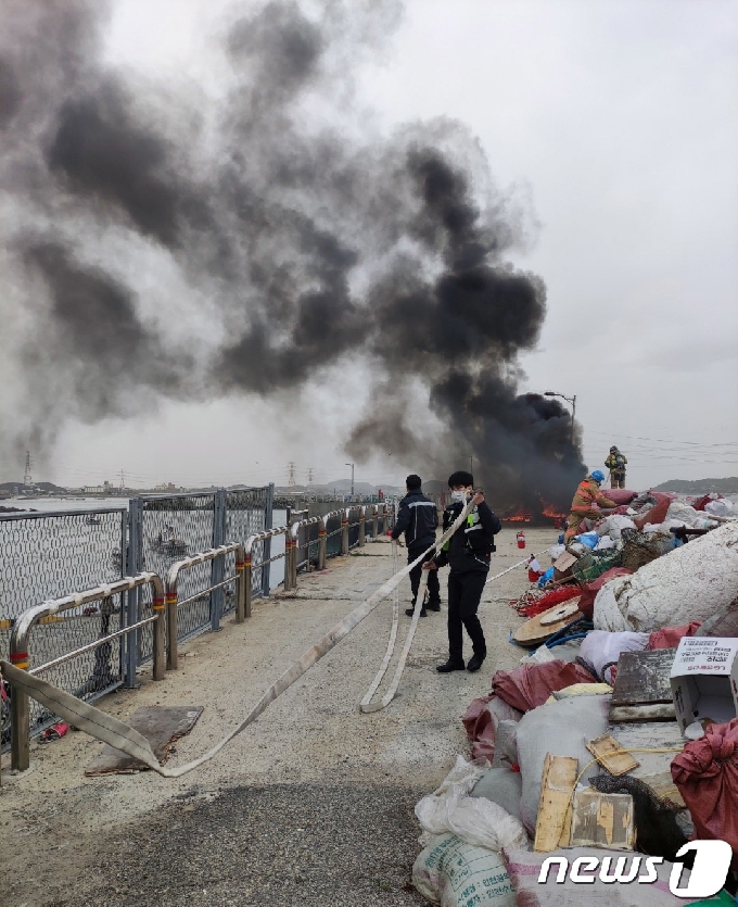 [사진] 통발 화재 진압하는 인천해경 영흥파출소 근무자들