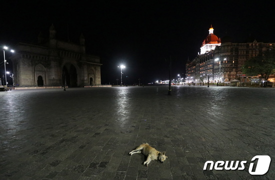 코로나19로 통행금지가 내려진 밤의 인도 타지마할 호텔 앞 광장. © 로이터=뉴스1