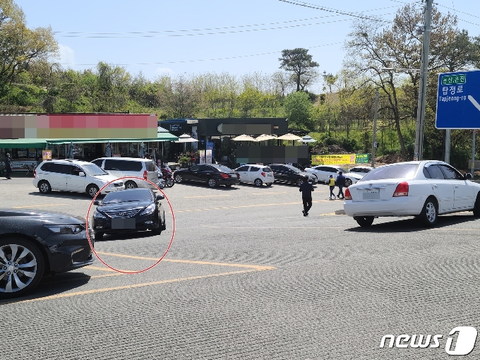 시도를 달리던 차량(붉은색 원 안)이 중앙선을 넘어 사고 지점으로 향하고 있다.© 뉴스1