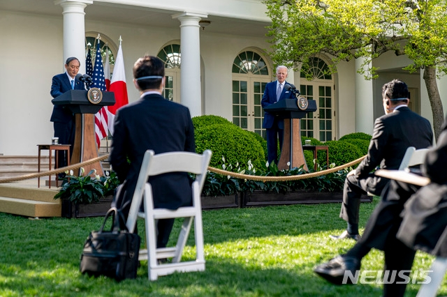 조 바이든(오른쪽) 미국 대통령과 스가 요시히데 일본 총리가 16일(현지시간) 백악관 집무실에서 정상 회담을 마치고 로즈가든으로 장소를 옮겨 공동 기자회견을 하고 있다. /사진=AP(뉴시스)