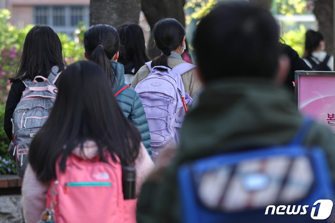 서울 영등포구 한 초등학교에서 지난 9일 등교하는 학생들. 2021.4.9/뉴스1 © News1 성동훈 기자