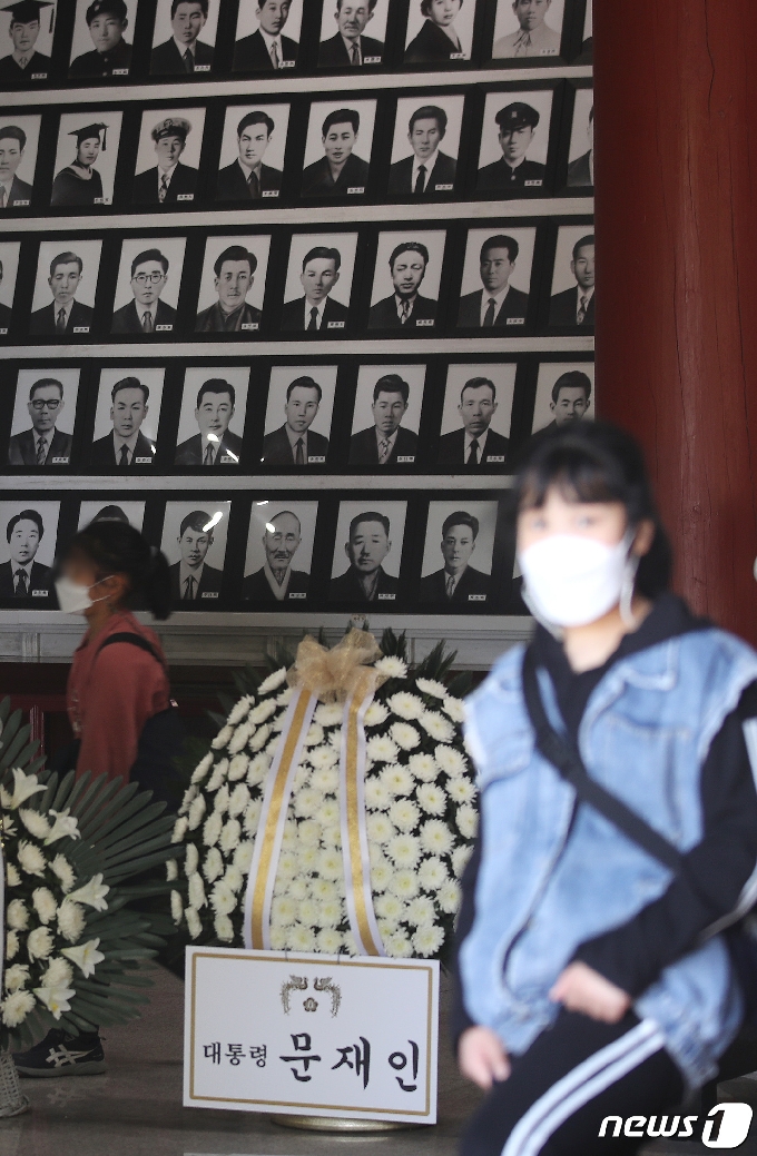 [사진] 4·19 민주묘지에 놓인 문재인 대통령 근조화환