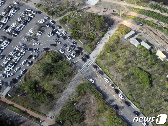 [사진] 나들이 차량으로 붐비는 한강공원 주차장