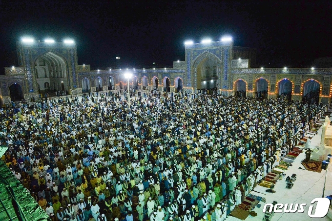 라마단 기간이었던 지난 13일 사람들이 아프가니스탄 헤라트에 있는 이슬람 사원에 모여 기도를 하고 있다. © AFP=뉴스1 © News1 원태성 기자