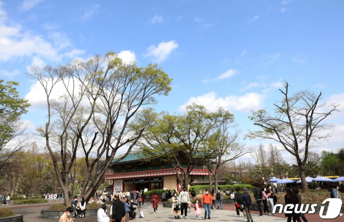 지난 4일 오후 서울 광진구 서울어린이대공원 정문 위로 보이는 푸른 하늘. 2021.4.4/사진=뉴스1  