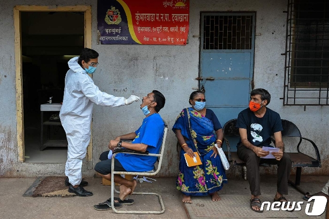 인도에서 주민들이 코로나19 검사를 받고 있다. © AFP=뉴스1