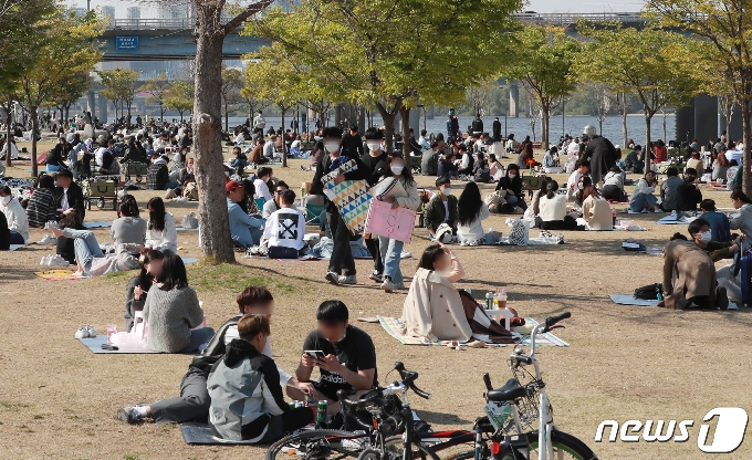 4월18일 오후 서울 여의도 한강공원에 나들이를 나온 시민들로 북적이고 있다. 2021.4.18/뉴스1 © News1 구윤성 기자