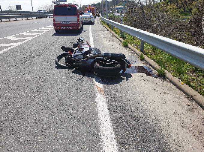 충남 서천군 한 도로에서 사고가 난 오토바이가 도로가에 쓰러져 있다.(서천소방서 제공) © 뉴스1